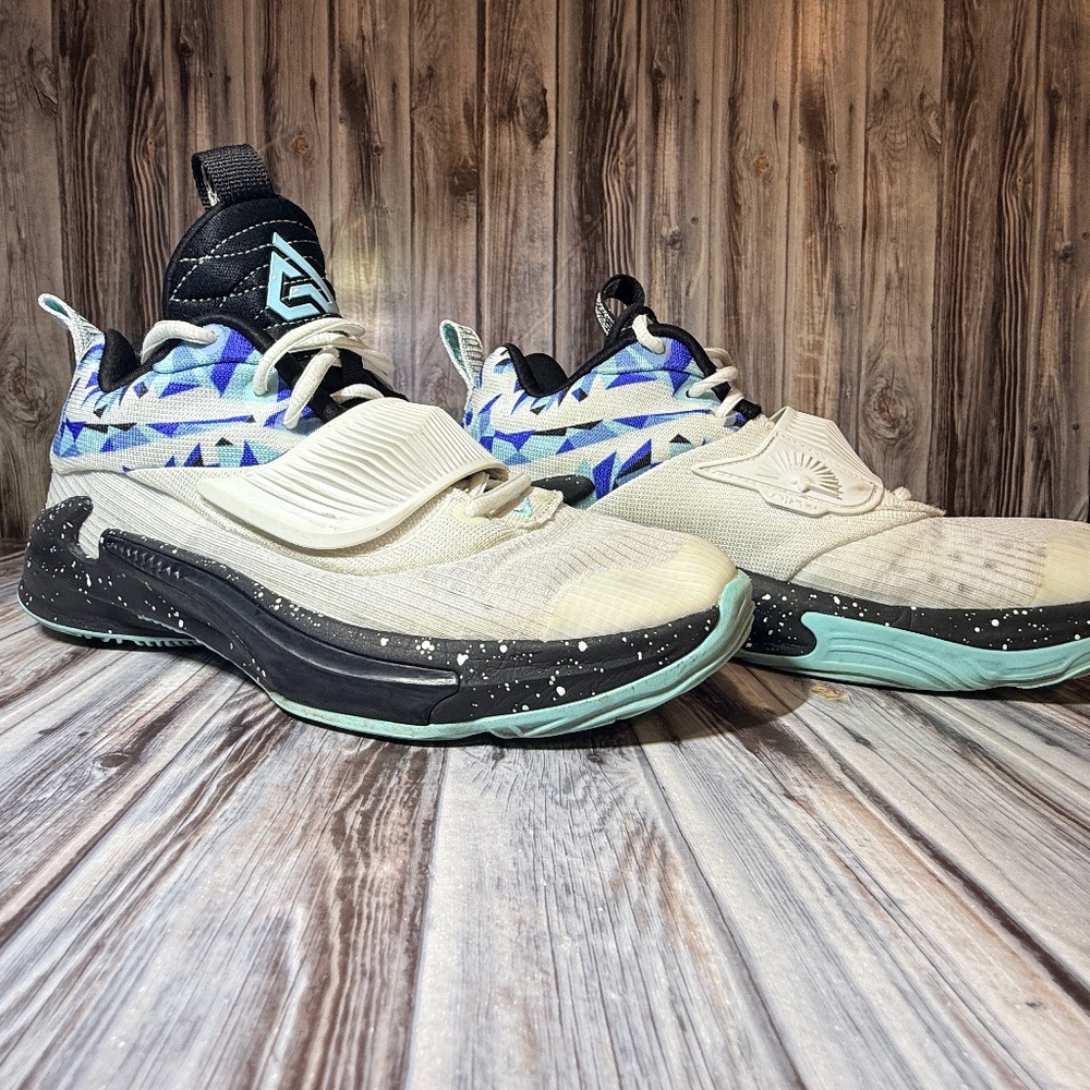 Nike Zoom Freak 3 Giannis basketball shoe size 6Y
